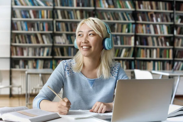 Feliz millennial japonesa mujer mirando en la distancia. —  Fotos de Stock