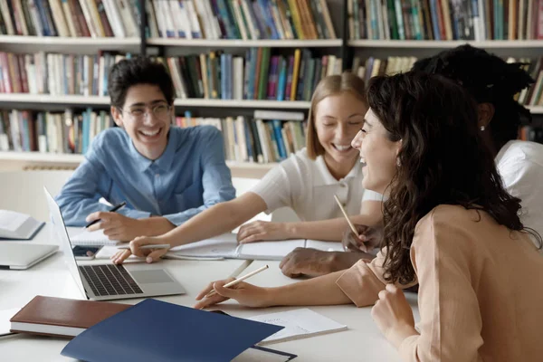 Afgeleid gelukkig divers studenten hebben plezier in de bibliotheek. — Stockfoto