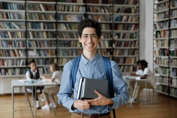 Porträtt av leende tusenåriga judiska manliga student. — Stockfoto