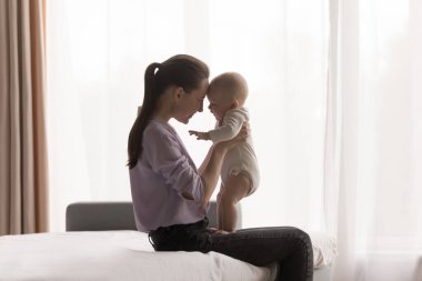 Neşeli, mutlu, sevimli, dokunaklı bir bebeğe sarılmak