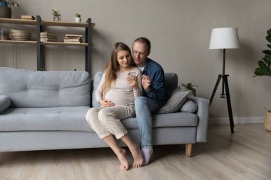 Sanal mobil servis kullanan mutlu genç çift, online uygulama