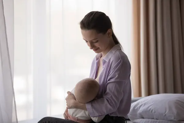 Glücklich ruhige junge Mutter genießt Stillen Baby, Mutterschaftsurlaub — Stockfoto