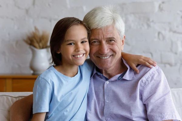 爷爷和孙子抱在怀里笑着看着相机的画像 — 图库照片