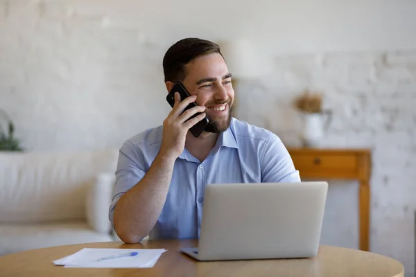 Homem desfrutar de conversa agradável no smartphone sorrisos olha para a distância — Fotografia de Stock