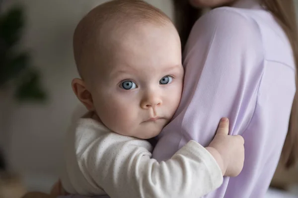 母の腕の中で休む甘い赤ちゃんの肖像画 — ストック写真