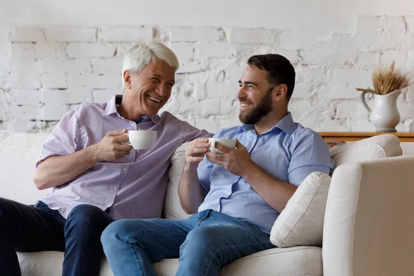 Boldog nyugdíjas apa és 35 éves fia kávéznak élvezze a beszélgetést — Stock Fotó