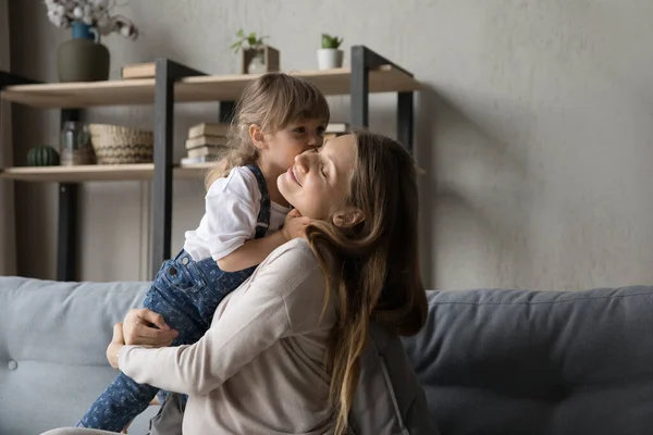 Pacifico positivo joven embarazada madre abrazando dulce preescolar hija — Foto de Stock