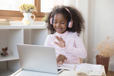 Mutlu Afro-Amerikan çocuk video dersine başlıyor..