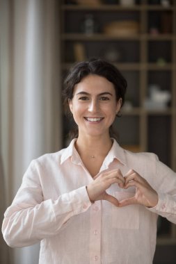 Mutlu ve yardımsever kadın gönüllü destek veriyor, yardım konsepti..