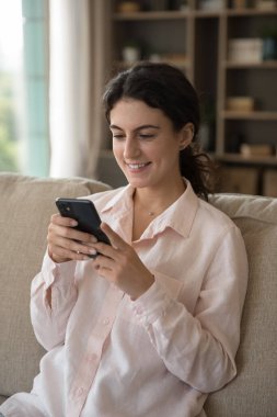 Mutlu çekici yüzyıllık İspanyol kadın akıllı telefon kullanıyor..