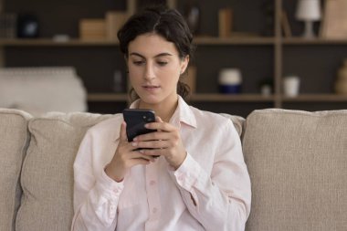 Modern teknolojiye bağımlı genç İspanyol kadın cep telefonu kullanıyor..