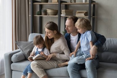 Mutlu ebeveynler ve çocuklar peri masalı ile meşgul, öğrenme hikayesi
