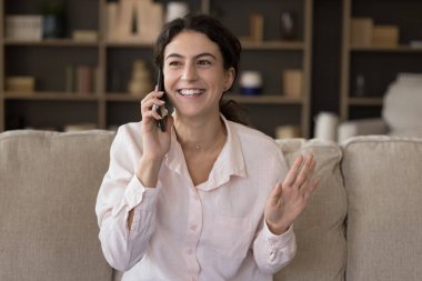 Mutlu, çekici İspanyol kadın, keyifli bir cep telefonu konuşması yapıyor..