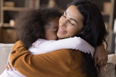 Mutlu sevgi dolu çocuk gülümseyen Afrikalı Amerikalı anne.