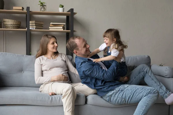 Gelukkig vrolijk vader kietelen speels opgewonden dochtertje meisje — Stockfoto