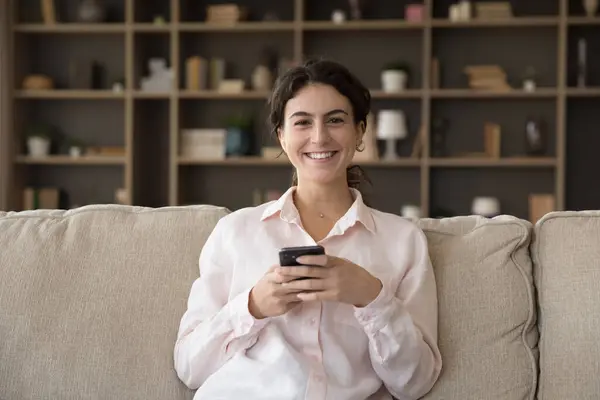 Elinde cep telefonu olan mutlu İspanyol kadının portresi.. — Stok fotoğraf