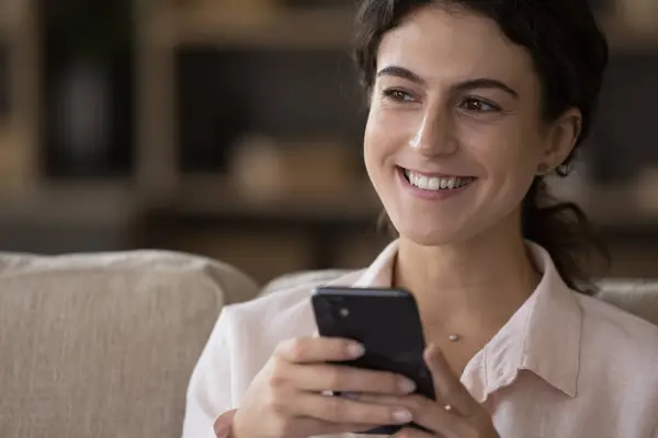 Feliz hermosa mujer hispana milenaria utilizando aplicaciones de teléfonos inteligentes. —  Fotos de Stock