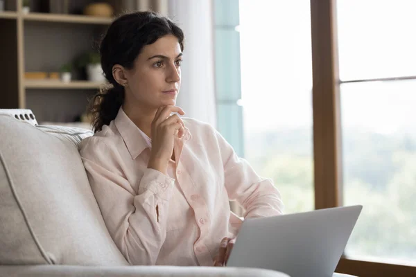 Pensive mladá hispánská žena pracující na počítači. — Stock fotografie