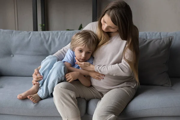 Enfocado grave pequeño niño tocando embarazada mamá vientre — Foto de Stock