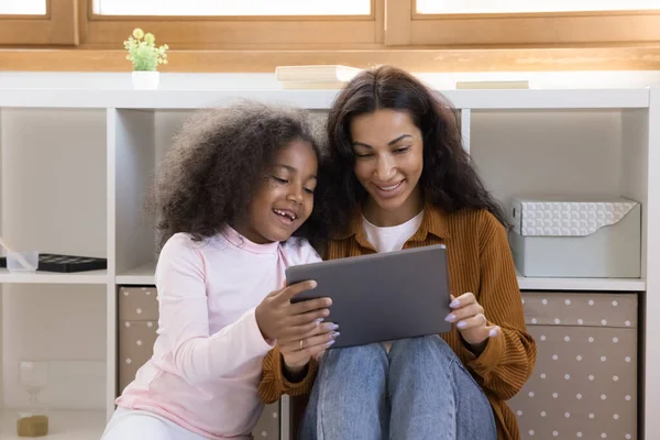 幸せな結合アフリカ系アメリカ人の女の子と母親デジタルタブレットを使用して. — ストック写真