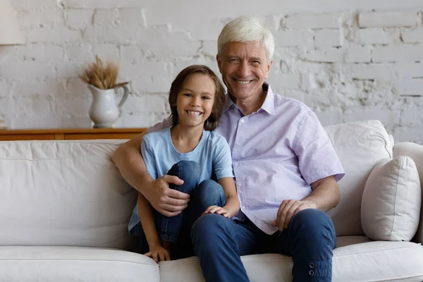 Portré barátságos szerető unoka és nagyapa ül a kanapén — Stock Fotó