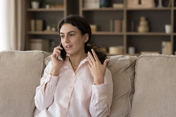 Feliz jovem 25s hispânico mulher segurando celular chamada conversa. — Fotografia de Stock