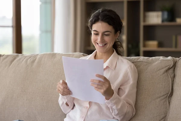 Jovem feliz mulher hispânica ler carta com boas notícias. — Fotografia de Stock