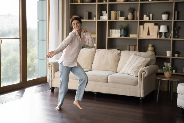 Szczęśliwa, beztroska Latynoska kobieta tańcząca w domu. — Zdjęcie stockowe