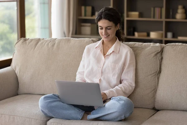 Happy 25s jonge Spaanse vrouw met behulp van computer thuis. — Stockfoto