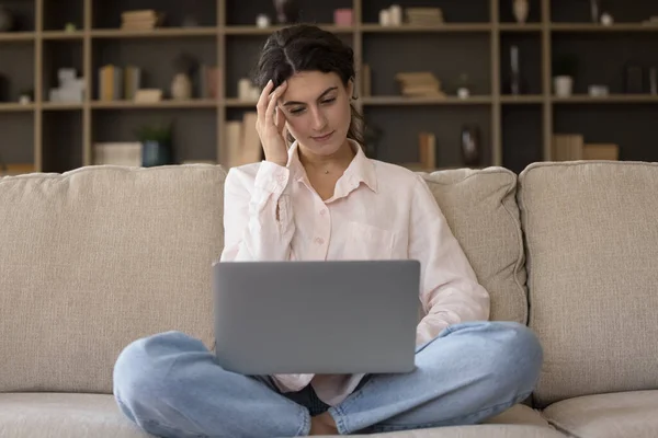 Concentré sérieux jeune femme hispanique travaillant sur ordinateur. — Photo