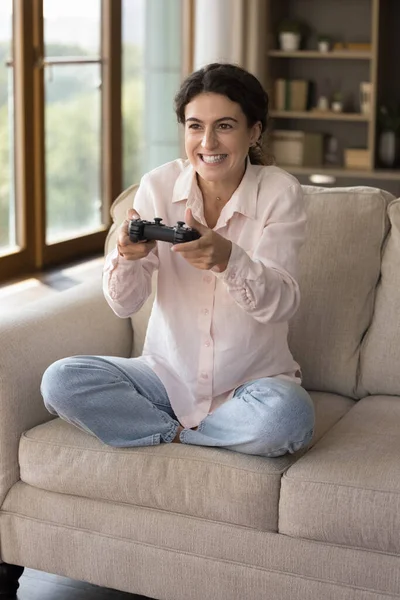 幸せな千年のヒスパニック系の女性はビデオゲームをプレイ. — ストック写真