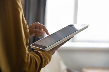 Siyah kadın internet uygulaması kullanıyor, tablet bilgisayarda sanal servis, dokunmatik ekrana dokunuyor, dokunuyor, internetten alışveriş yapıyor, internette geziniyor, satın almak için para ödüyor. Kırpılmış atış, el ele tutuşan alet, ekranı kapat.