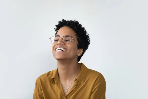 Alegre Emocionado Bastante Joven Mujer Negocios Africana Gafas Elegantes Casuales Fotos De Stock Sin Royalties Gratis