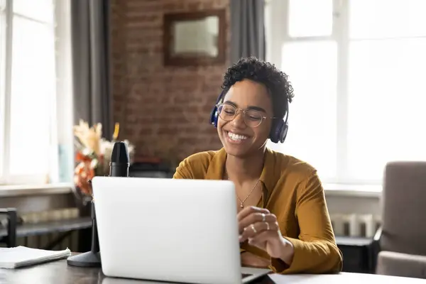 Fröhlich Fröhlicher Professioneller Influencer Blogger Mit Kopfhörern Brille Live Übertragung lizenzfreie Stockbilder