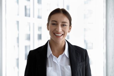 Resmi giysiler içinde gülümseyen, genç, beyaz, hırslı bir iş kadınının portresi. 30 'ların çekici bayan takım lideri çalışanı ya da şirket temsilcisinin profil fotoğrafı.