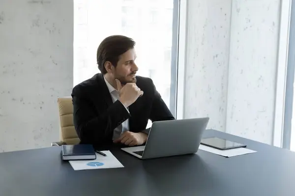 Abgelenkt Von Der Computerarbeit Nachdenklich Glücklich Junger Geschäftsmann Manager Mitarbeiter Stockbild