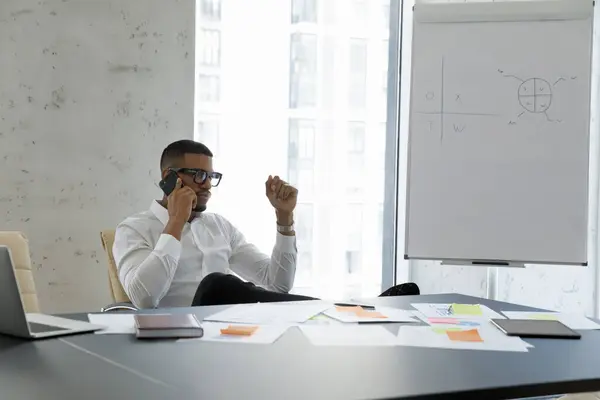 Ernsthafter Afroamerikanischer Männlicher Manager Angestellter Anwalt Chef Mit Brille Hält Stockbild