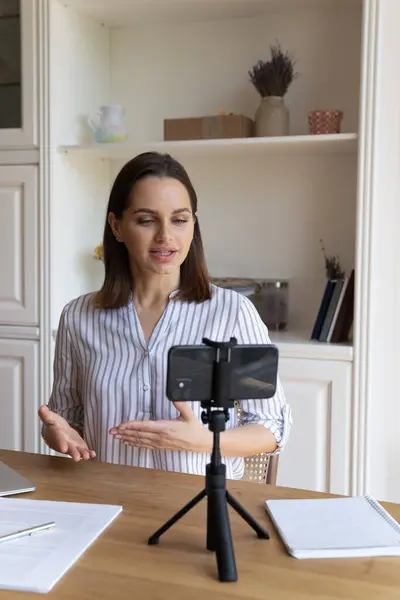 Imagen Vertical Atractiva Blogger Mujer Comunica Con Audiencia Internet Suscriptores — Foto de Stock