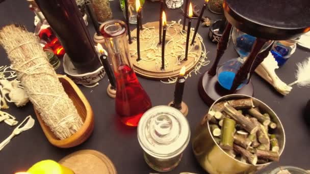 Hekserij Stilleven Met Heksenonkruid Esoterische Gotische Occulte Heksentafel Voor Halloween — Stockvideo