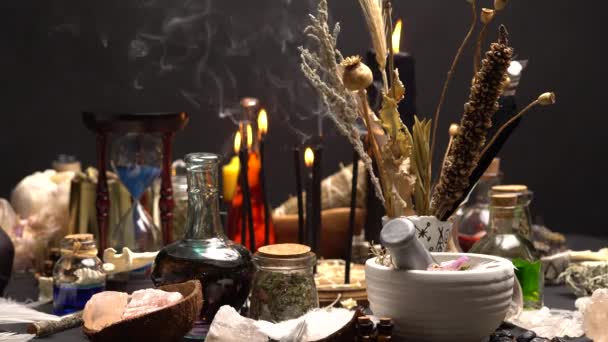 魔術儀式の儀式 選択的焦点 魔法のカルトのための錬金術と密教のシンボルアイテム 神秘主義に触発された精神的な神秘主義と魔法の化学 魔女とウォーロックの魔術師の概念 ハロウィン — ストック動画