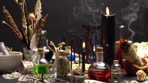 儀式の暗い魔法のオブジェクトと魔術の儀式 魔法のキノコ 黒魔法のろうそく 儀式乾燥雑草 動物の骨や緑のポーションバイアルでまだ生活 ハロウィンのコンセプト — ストック動画