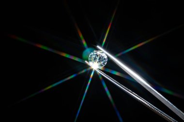 Elmas seçici odak noktası metal kuyumcu cımbızı, parlak taş kesimi yıldız ışını patlaması, yıldız patlaması ya da güneş ışığı. Polonyalı kalite ve kirlilik teftişi. Karbon malzeme.