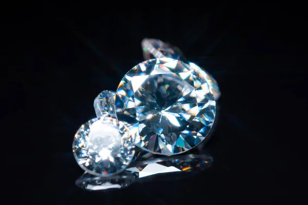 ブラックの光沢のあるテーブルにカット ポリッシュダイヤモンド選択的フォーカス 豪華な宝石コレクション 輝く宝石のダイヤモンドのラウンドシェイプは異なるサイズでカットされます — ストック写真