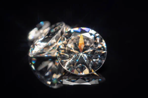 新钻石矿采集有选择性的焦点 隔离在黑色 华丽的宝石闪闪发光 展示和检查抛光质量和污染情况 碳材料 — 图库照片
