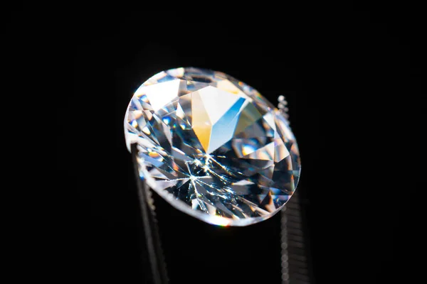 Diamond Επιλεκτική Εστίαση Που Πραγματοποιήθηκε Μεταλλικά Τσιμπιδάκια Κοσμηματοπωλείο Λαμπρή Πέτρα — Φωτογραφία Αρχείου