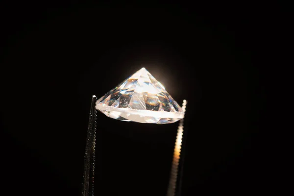 ピンセットの選択的フォーカスでダイヤモンドを緩めます 欠陥のための貴重な石の検査のマクロショット ブリリアントカットダイヤモンドの認定 高級ジュエリーを作るためのクランプで宝石 天然素材 — ストック写真