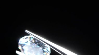 Cımbızda gevşek elmas seçici odaklanma. Kusurları için değerli taş teftişinin makro çekimi. Mükemmel kesilmiş elmas sertifikası. Gemstone lüks mücevherler yaptığı için kelepçelendi. Doğal malzeme..