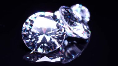 Siyah arka planda dönen parlak elmaslar, seçici odaklanma, makro. Parlak parlak taşların makro çekimi. Parlak lüks mücevher koleksiyonu. Polonyalı kalite ve kirlilik denetimleri.