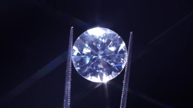 Cımbızda gevşek elmas seçici odaklanma. Kusurları için değerli taş teftişinin makro çekimi. Mükemmel kesilmiş elmas sertifikası. Gemstone lüks mücevherler yaptığı için kelepçelendi. Doğal malzeme..