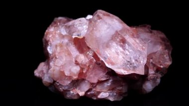 Mineral taşı, seçici odaklanma, makro. Doğal küme kuvars kristalleri. Elmas taş rotasyonu. Karayip nehrinde kısmen şeffaf kristalde bulundu. Jeoloji, ezoterizm ve büyülü ritüeller